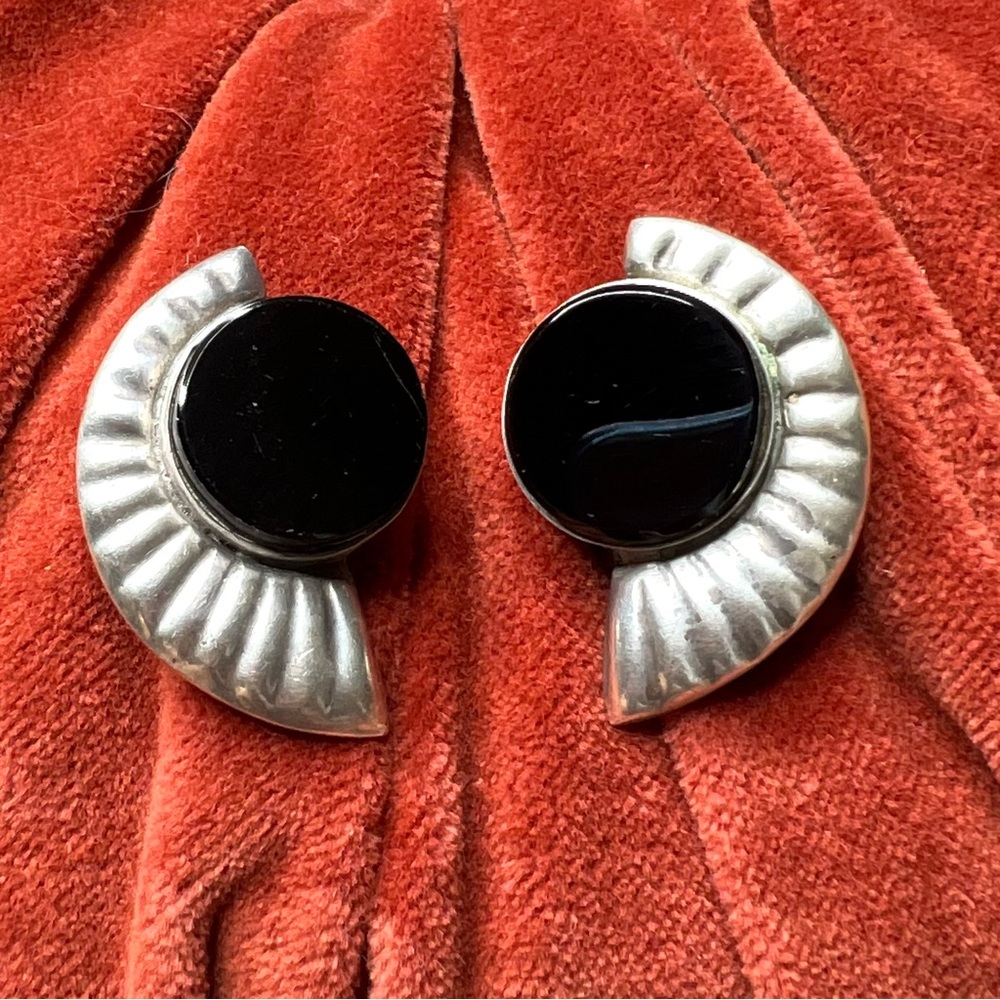 Vintage TA-93 Mexican 925 Stearling Silver and Black Onyx Clip On Earrings